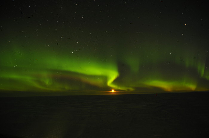 Polarlicht mit Mond