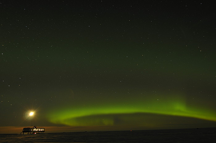 Polarlicht mit Mond