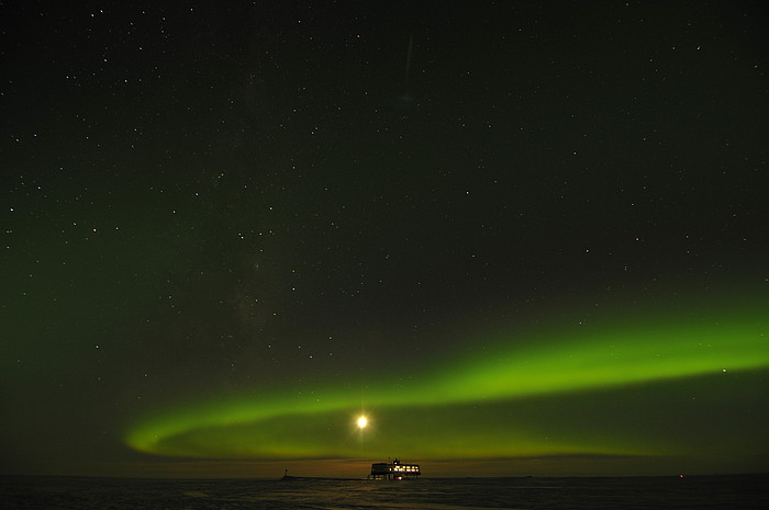 Polarlicht mit Mond