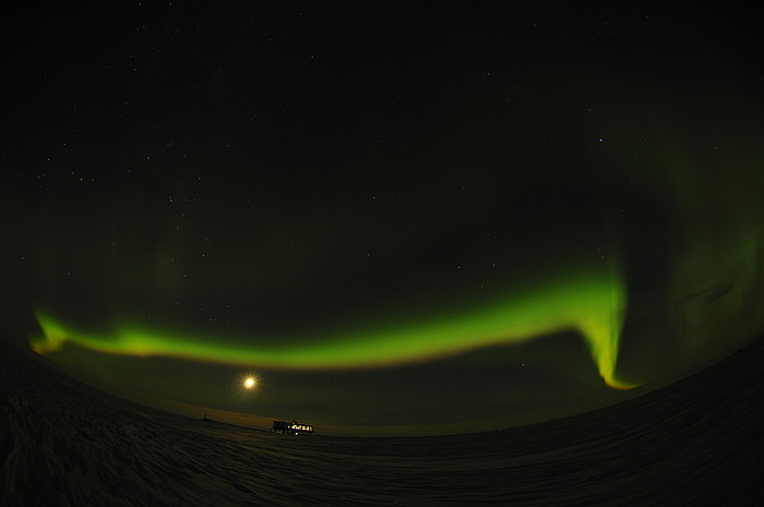 Polarlicht mit Mond