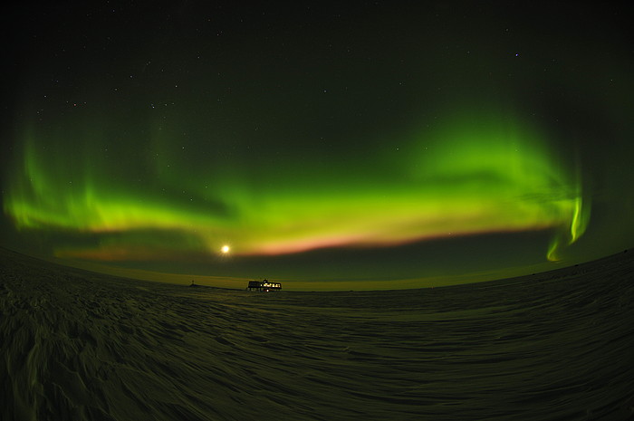 Polarlicht mit Mond