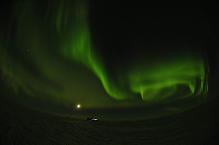 Polarlicht mit Mond