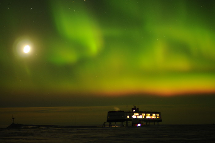 Polarlicht mit Mond