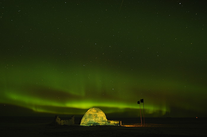 Igloo mit Polarlicht