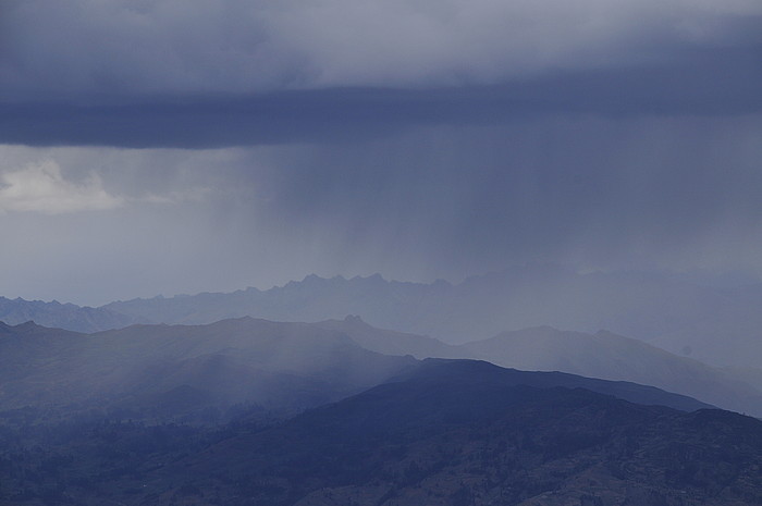 Regenwolken ber dem Callejon de Conchucos