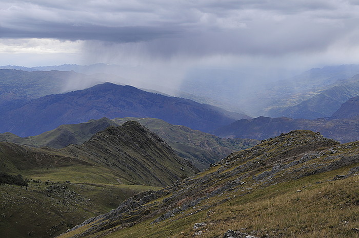 Regenwolken ber dem Callejon de Conchucos