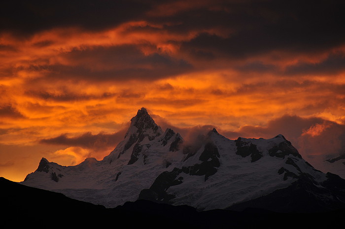 Feuriger Sonnenuntergang in Piscobamba