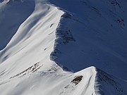 Winderosion am verschneiten Grat