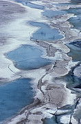 Zugefrorener Bergsee