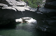 Sprung von der naturlichen Brücke