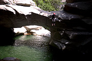 Sprung von der naturlichen Brücke