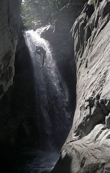 Sprung vor dem Wasserfall