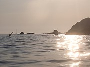 Seekajaks im offenen Meer bei Abendsonne