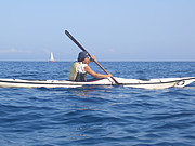 Seekajak mit Segelschiff