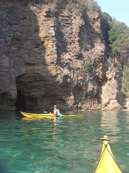 Seekajak vor der Felskueste