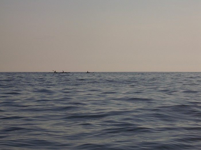 Seekajaks im offenen Meer bei Abendsonne