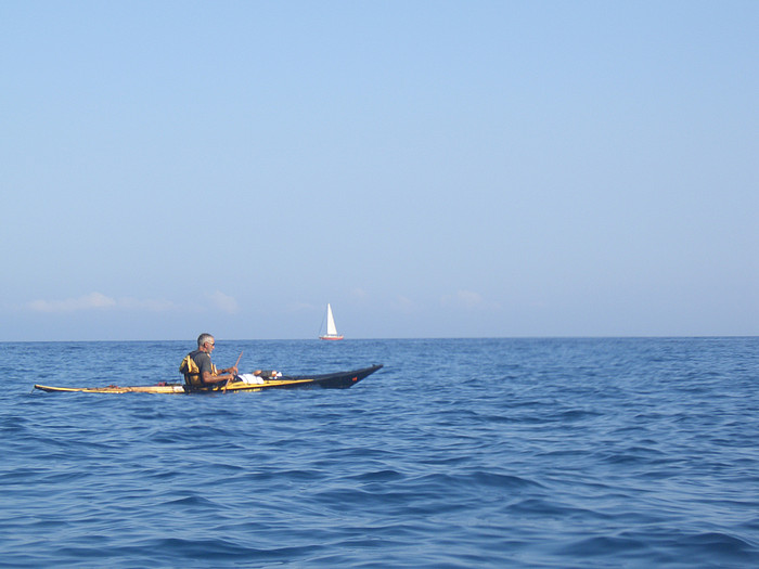 Seekajak mit Segelschiff