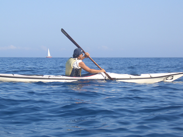 Seekajak mit Segelschiff